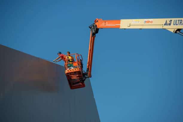 Conheça a Plataforma Elevatória Articulada à Venda